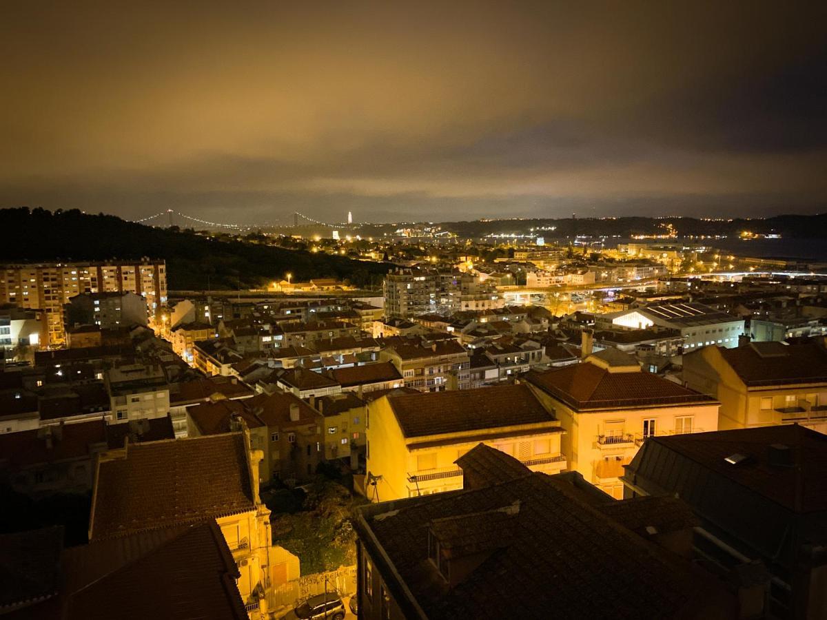 Ideally Located With Perfect Views Algés Exterior foto
