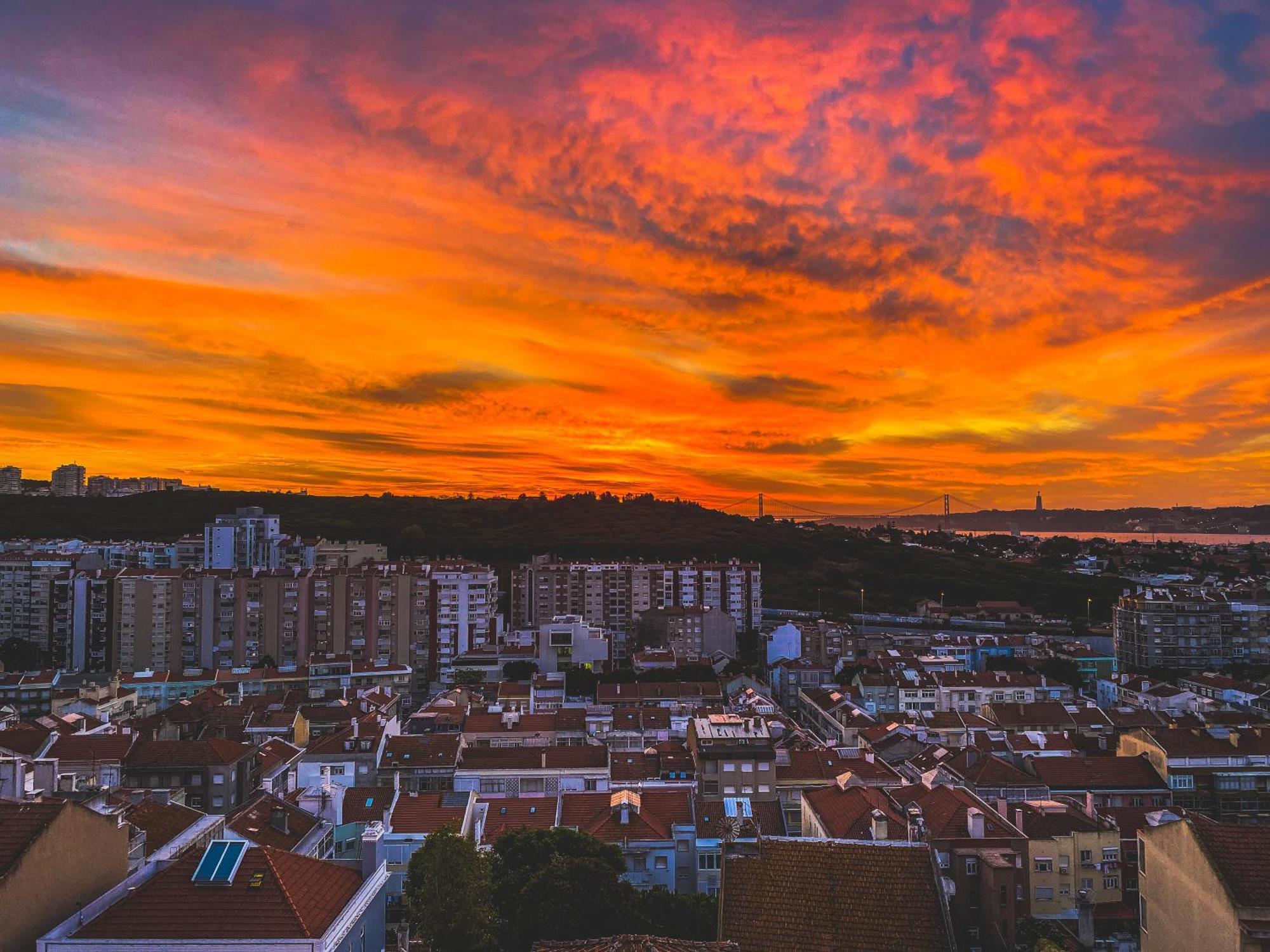 Ideally Located With Perfect Views Algés Exterior foto