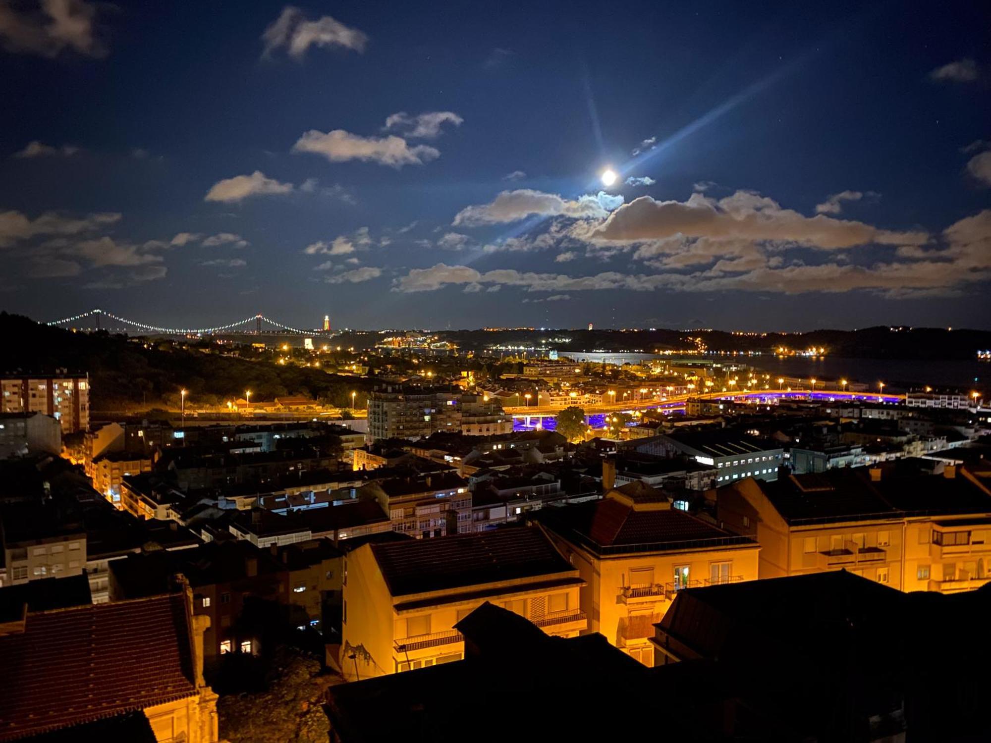 Ideally Located With Perfect Views Algés Exterior foto
