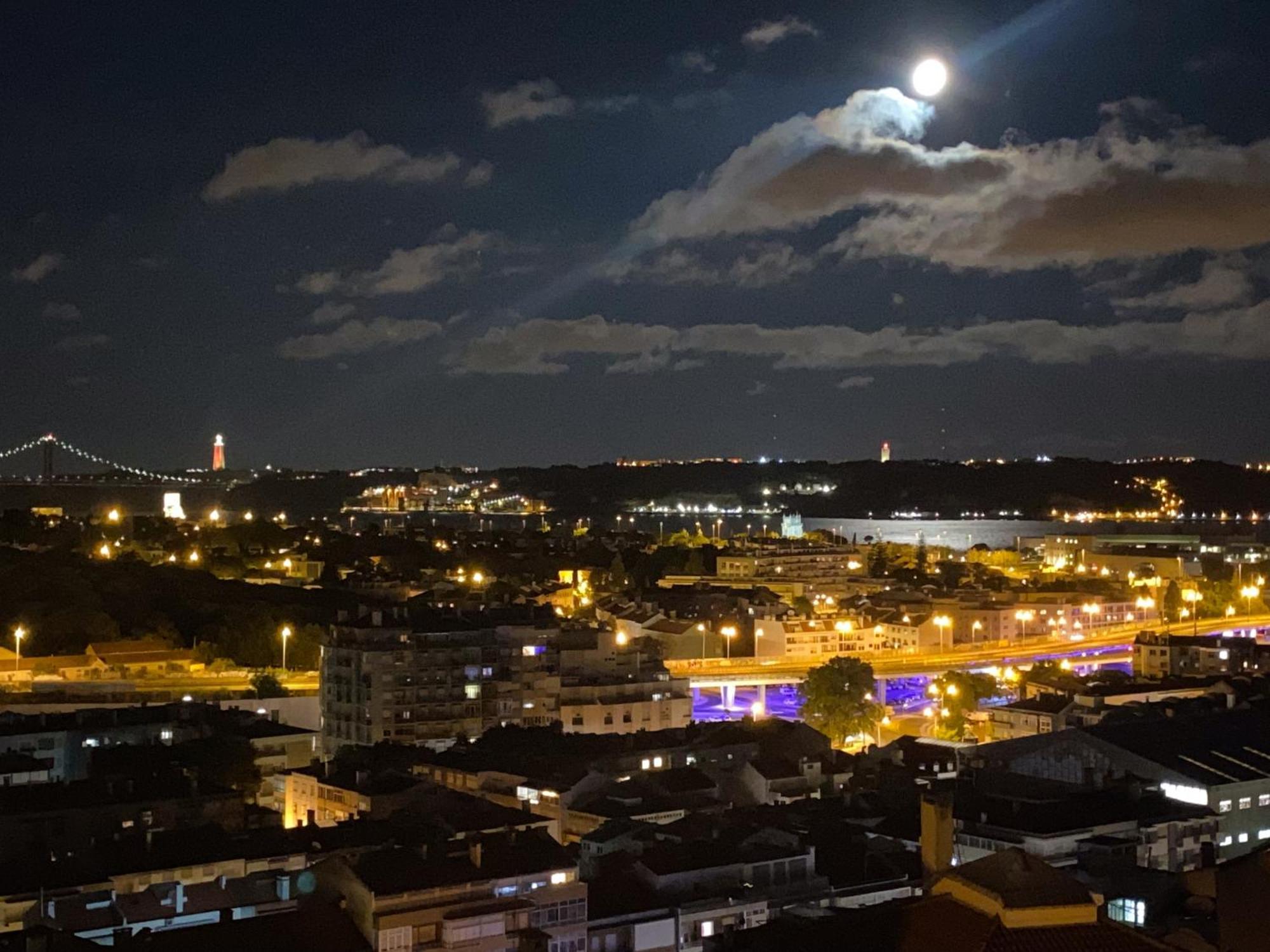 Ideally Located With Perfect Views Algés Exterior foto